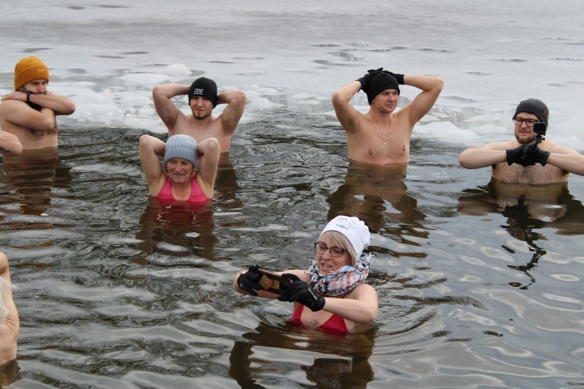 Radomskie Morsy ponownie kąpały się w lodowatej wodzie. W drugi dzień świąt nad zalewem na Borkach, wskoczyły do wody. Zobaczcie zdjęcia!