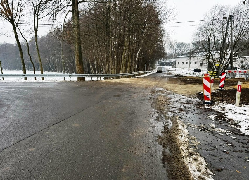 Droga i skrzyżowanie w Żakowie po poważnej awarii przepustu...