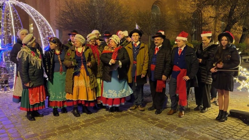 Świąteczne kolędowanie z zespołem „Kujawioki” z Osięcin. 