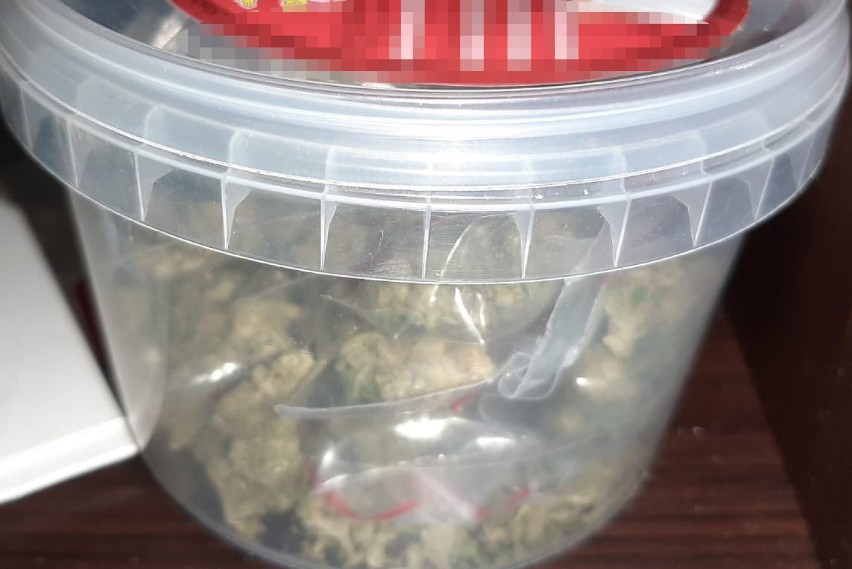 Ponad kilogram narkotyków znaleziono w mieszkaniu 20-latka z Chełmna [zdjęcia]