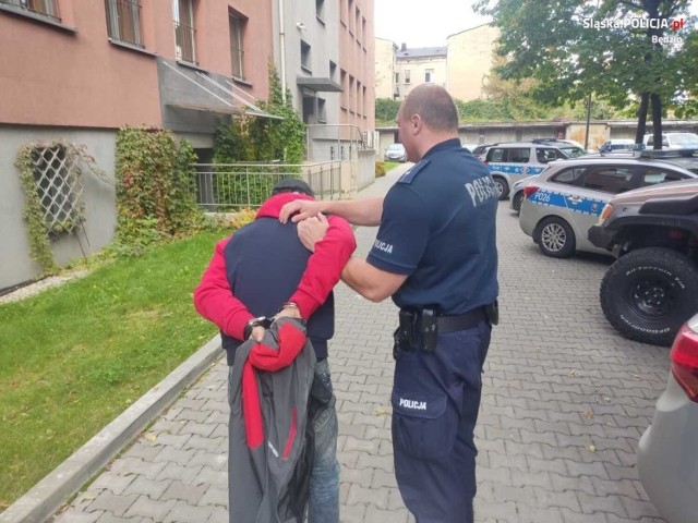 Będzińscy policjanci zatrzymali 30-letniego mieszkańca dzielnicy Grodziec 

Zobacz kolejne zdjęcia/plansze. Przesuwaj zdjęcia w prawo naciśnij strzałkę lub przycisk NASTĘPNE