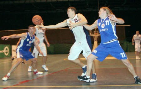Tomasz Gembus (drugi z prawej) próbuje wyzwolić się spod opieki koszykarzy z Jeleniej Góry. Fot. Jerzy Przybysz