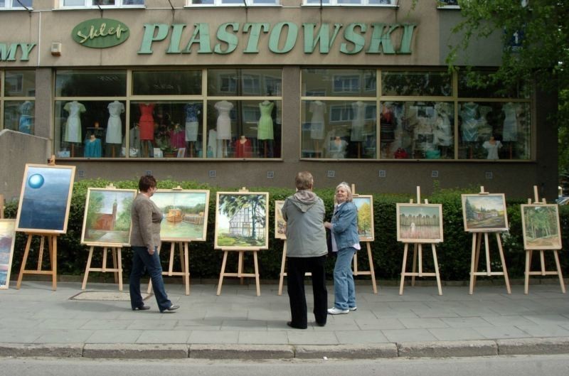 Wystawa uliczna w Słupsku: ''Galeria u Gierymskich'' [ZDJĘCIA+FILM]