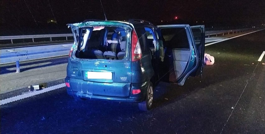 Nocny wypadek na na autostradzie A2, na terenie gminy Kuślin. Trzy osoby odniosły obrażenia