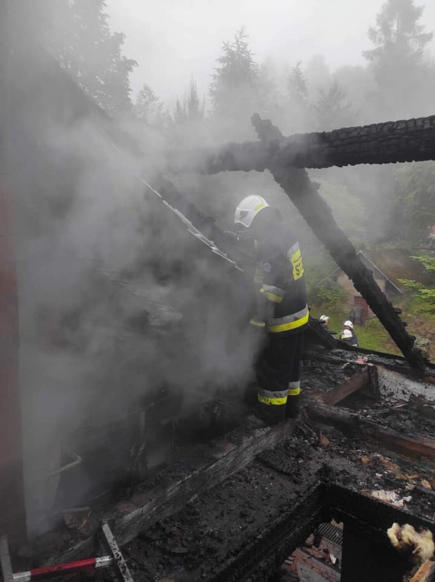 Z pożarem domu walczyło ponad 50 strażaków. Ogień wyrządził...