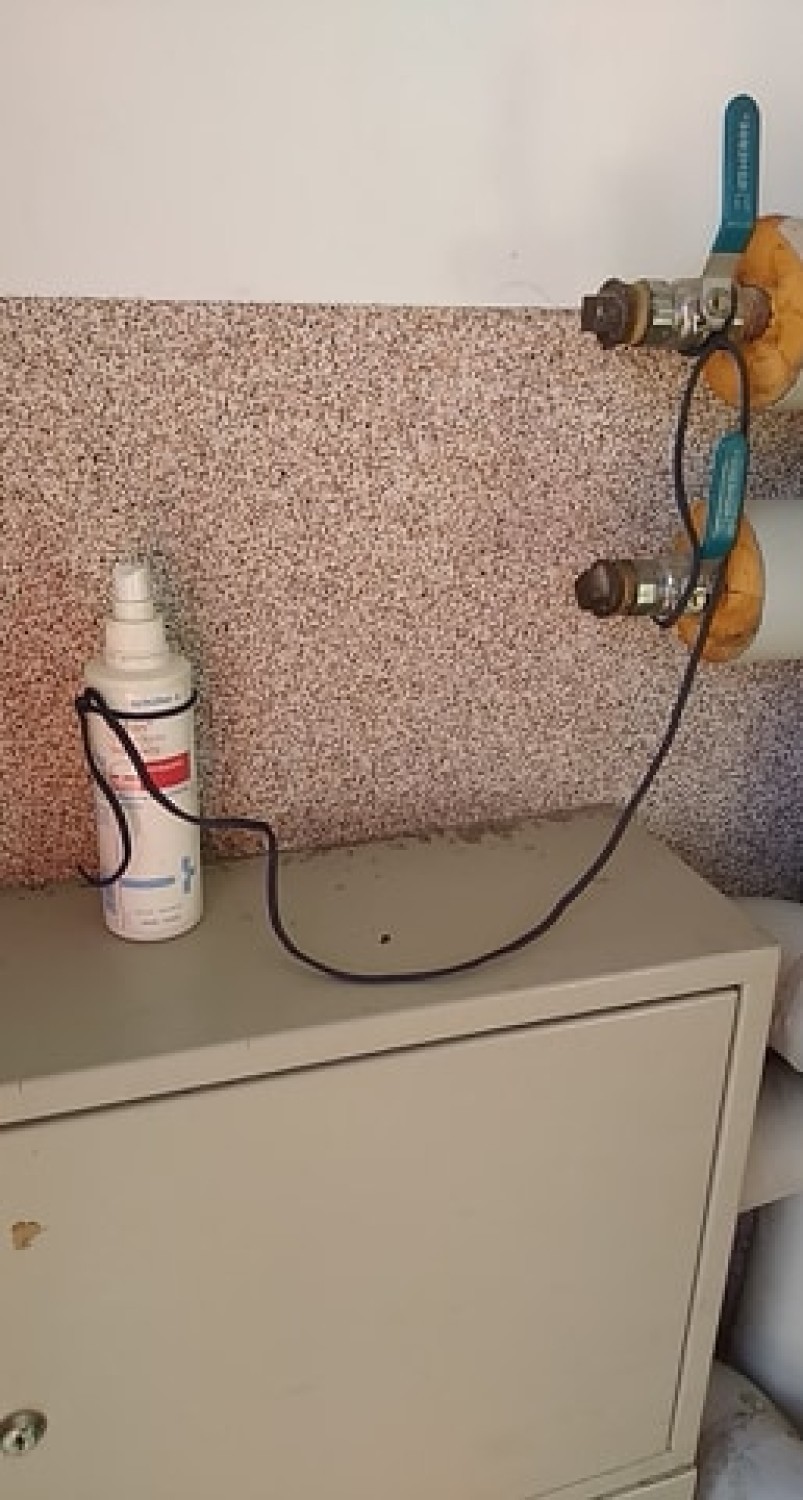 Lokatorzy zamontowali butelkę z płynem dezynfekującym [zdjęcia]