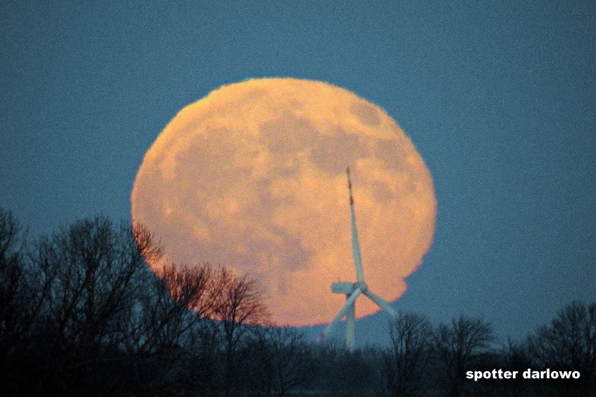 Wschód Księżyca nad Darłowem. Zachwycający widok [ZDJĘCIA]