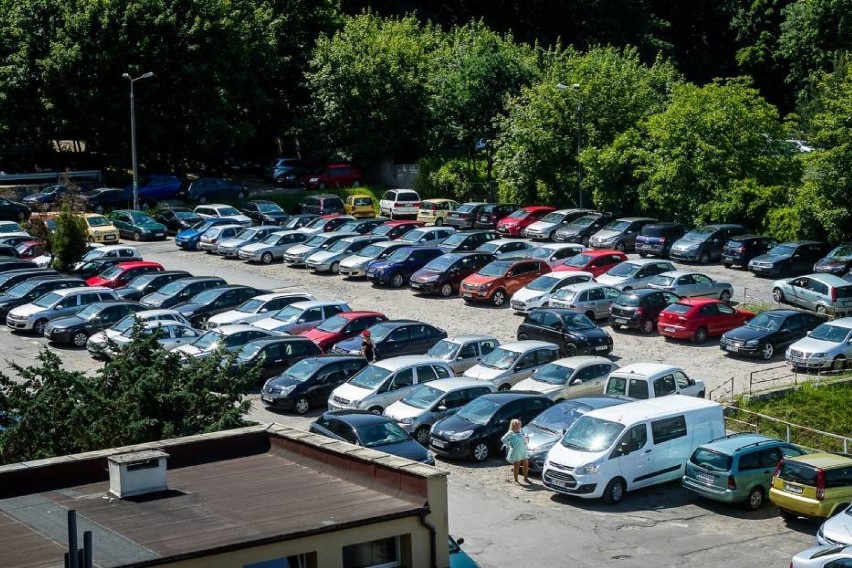 Podpisano umowę na nowy parking "Parkuj i Jedź" w Warszawie. Powstanie na Białołęce w pobliżu stacji kolejowej