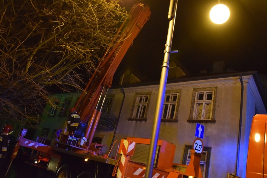 Pożar sadzy w kominie przy Alejach Kościuszki w Zduńskiej Woli [zdjęcia]