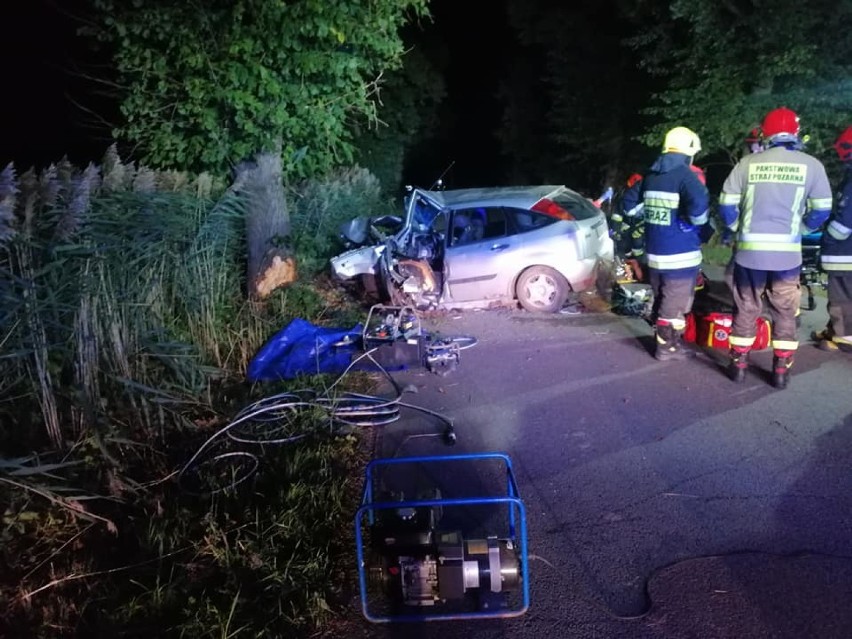 Gmina Lichnowy. Wypadek na drodze do Pordenowa. Dwaj młodzi mężczyźni ranni po uderzeniu w drzewo