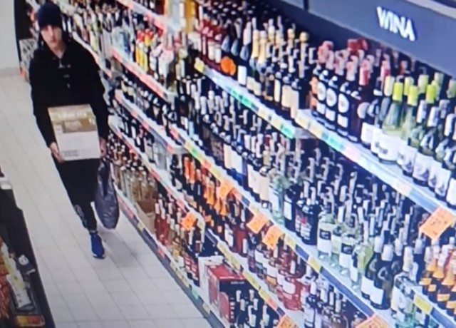 Kryminalni z bydgoskiego Szwederowa prowadzą postępowanie w sprawie kradzieży 12 butelek firmowej whisky o pojemności 0,7 każdej z nich