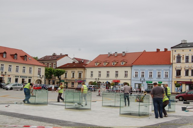 Ogólny widok Rynku Głównego w Oświęcimiu. Ostatnie prace wykończeniowe.