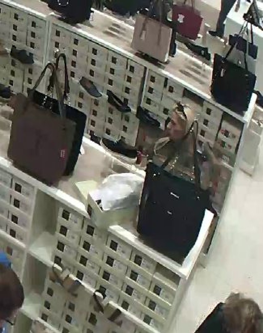 Policja szuka kobiety podejrzewanej o kradzież butów. "Nie płacąc za towar wyszła ze sklepu" [ZDJĘCIA]