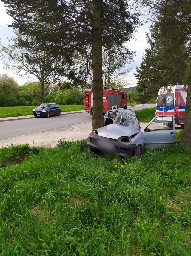 Na drodze powiatowej w Hańczowej kierowca fiata seicento z nieustalonych przyczyn zjechał z drogi i uderzył w drzewo