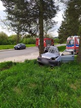 Hańczowa. Samochód osobowy wypadł z drogi i uderzył w drzewo. Poszkodowany został kierowca, który trafił do szpitala