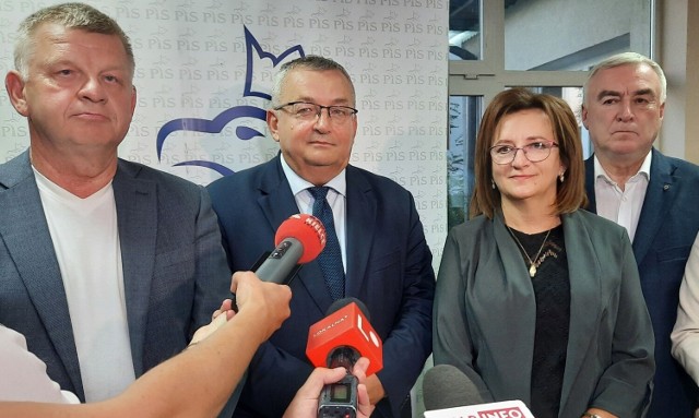 Od lewej stoją senator Jarosław Rusiecki, minister infrastruktury Andrzej Adamczyk, posłanka Agata Wojtyszek, marszałek województwa świętokrzyskiego Andrzej Bętkowski.