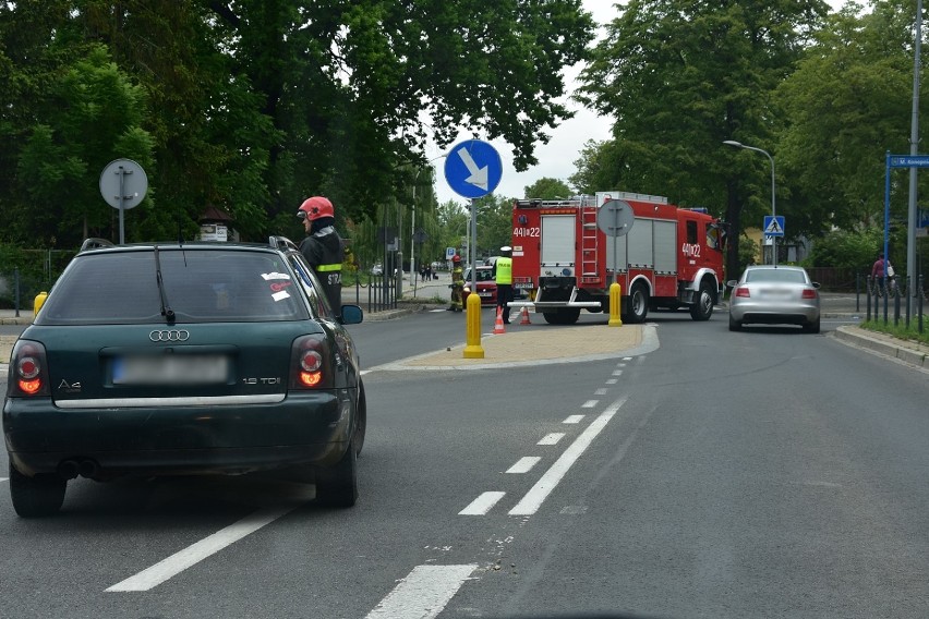 Wahadło na Bieckiej na wysokości skrętu na dworzec - zderzenie skutera i osobówki [ZDJĘCIA]