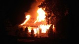 Spłonęła leśniczówka w Wiadernie. Straty oszacowano wstępnie na 300 tys. zł. Nikt nie ucierpiał (foto)