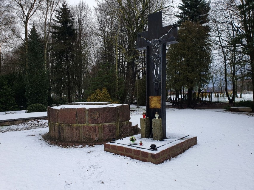 Ołtarz polowy na Cmentarzu Wojennym w Kołobrzegu. Zbudowano...
