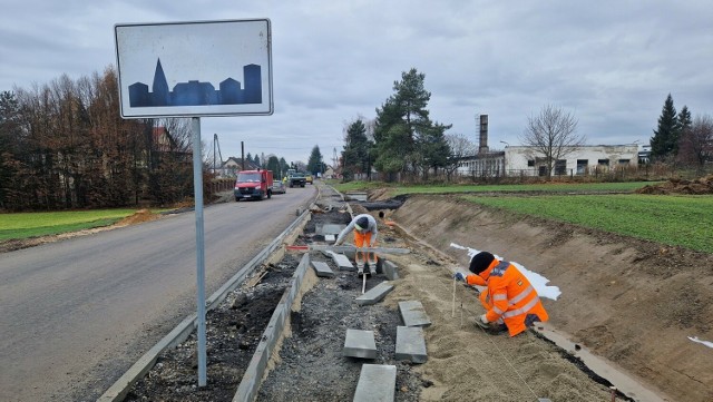 Drogowcy wciąż remontują drogę pomiędzy Leśnicą a Lichynią. Mają czas do maja br., ale prace najprawdopodobniej zakończą się wcześniej.