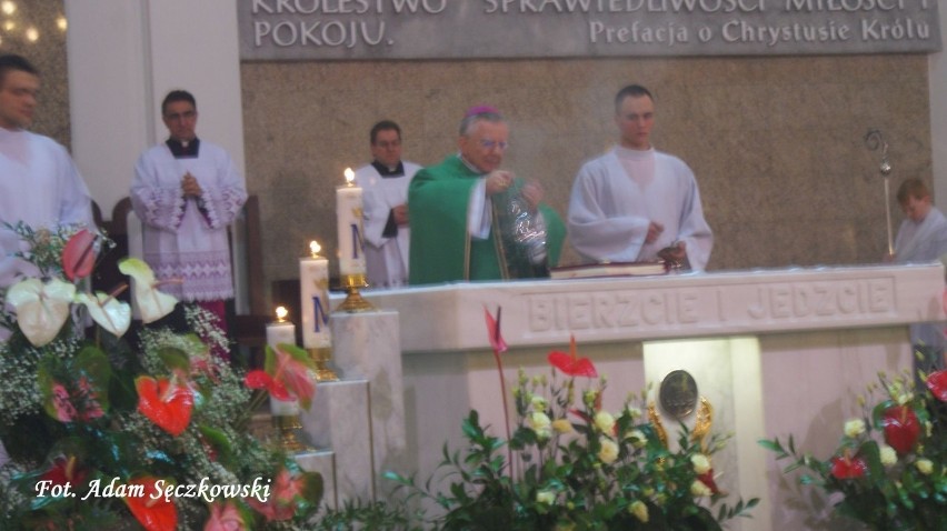 Abp Marek Jędraszewski dokonuje aktu okadzenia na początku...