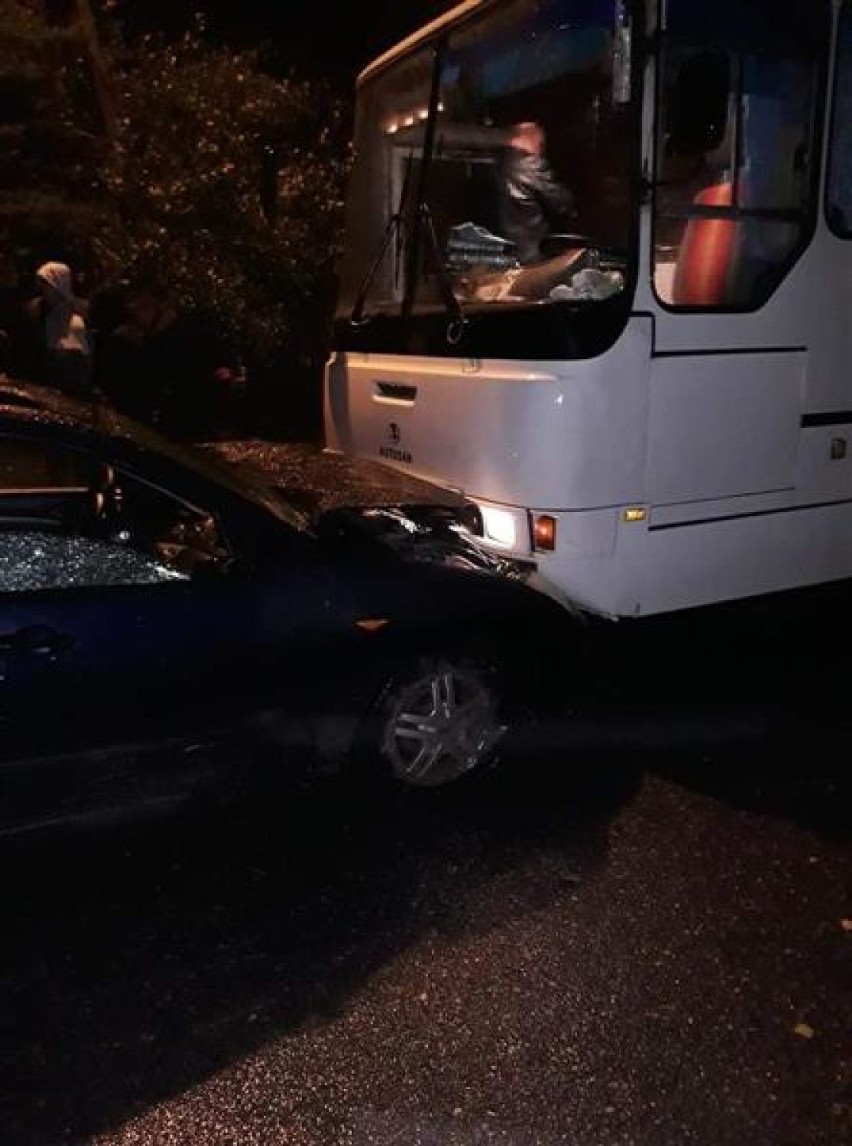 Czołowe zderzenie autobusu z fordem w Izbicy Kujawskiej [zdjęcia, wideo]