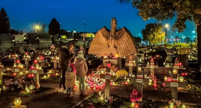 Wczoraj obchodziliśmy Uroczystość Wszystkich Świętych, natomiast dziś przypada Dzień Zaduszny. Bydgoszczanie od kilku dni odwiedzają groby swoich bliskich, ozdabiając je kwiatami i zapalając znicze. Wczoraj, 1 listopada, zajrzeliśmy, jak bydgoskie cmentarze wyglądają pod osłoną nocy.