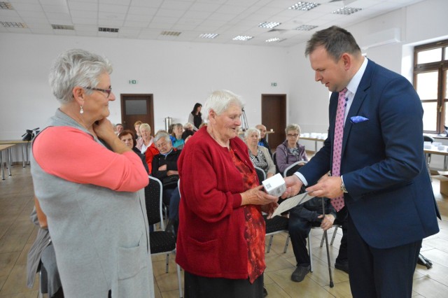 Opaski wręczał wójt gminy Drużbice Tomasz Głowacki na spotkaniu, które odbyło się 26 maja w sali OSP w Drużbicach