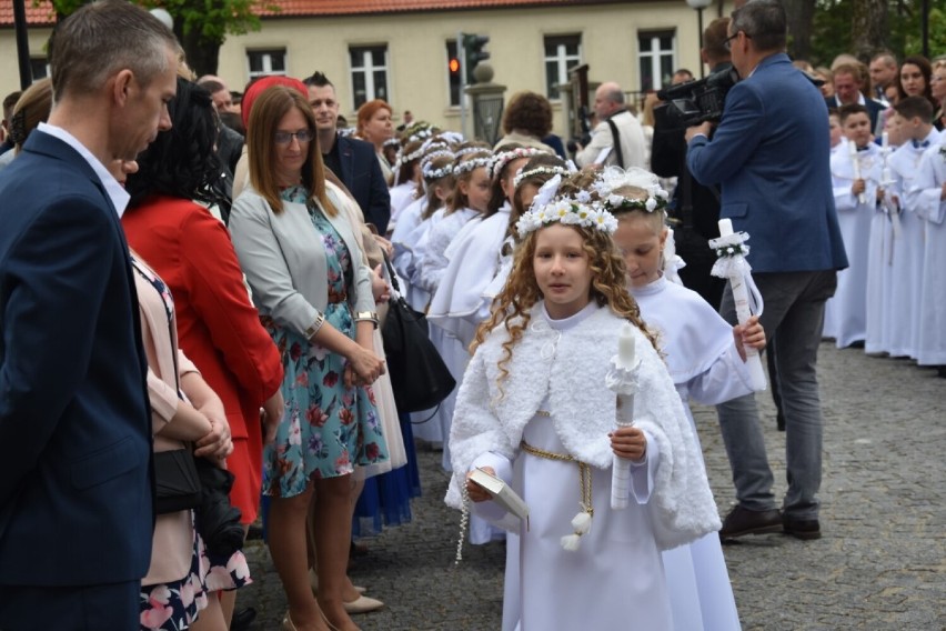 Pierwsza komunia święta w parafii pw. św. Jakuba Apostoła w Wągrowcu. Dzieci z fary przyjęły Jezusa do swoich serc