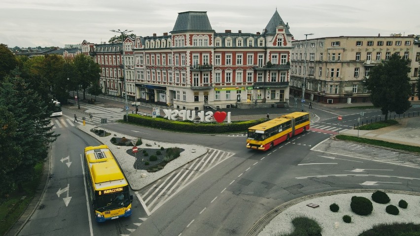 Autobus Ikarus na ulicach Słupska. ZDJĘCIA z lotu ptaka