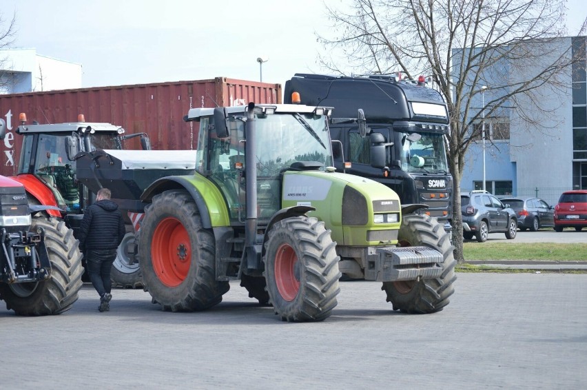 Strajk rolników. Chodziescy rolnicy blokują drogę DK11 w Popielnie. Pozostaną tam do północy
