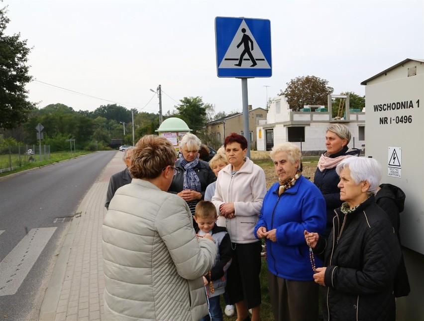 Koronka w Piotrkowie, wierni modlili się na skrzyżowaniach w...