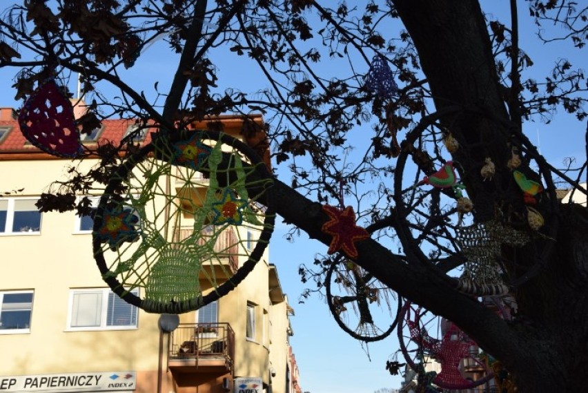 Pruszcz Gdański: Pasjonatki szydełkowania wzięły udział w projekcie dekoracyjnym Pokoloruj Miasto [ZDJĘCIA]