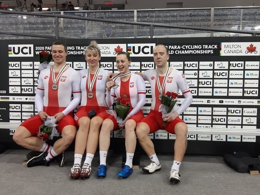 Na głównym zdjęciu polska drużyna ze srebrnymi medalami. Od...