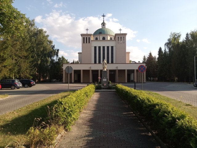 Wielki Czwartek
- msza św. o godz. 18.00. 
- adoracja do godz. 23.00.
- spowiedź w godzinach od 8.00 do 10.00 i od 16.00 do 17.30 

Wielki Piątek
- liturgia godzin godz. 7:00
- liturgia Męki Pańskiej godz. 17:00
- adoracja do godz. 24.00
- o godz. 20.30 będzie różaniec w intencji oddalenia epidemii, a o godz. 21.00 Gorzkie Żale 
- spowiedź od 8.00 do 10.00, od 15.00 do 16.30.

Wielka Sobota
- liturgia godzin godz. 7:00
- adoracja godz. 21:00
- poświęcenie pokarmów na stół wielkanocny odbędzie się na placu przed kościołem o godz. 10.00, 11.00, 12.00, 13.00 i 14.00.
- spowiedź od 8.00 do 10.00 i od 15.00 do 17.00.