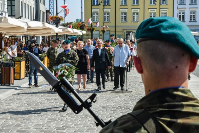 Bydgoszcz obchodzi 80. rocznicę wybuchu II wojny światowej. Przed południem złożono kwiaty na Cmentarzu Bohaterów Bydgoszczy. Rocznicowe obchody odbyły się również na Starym Rynku. Od 1 września można tu oglądać wystawę fotografii miasta z okresu okupacji niemieckiej. W ramach obchodów odbył się też rajd rowerowy przez Dolinę Śmierci i na Cmentarz Bohaterów Bydgoszczy. 

Więcej zdjęć na następnych stronach.