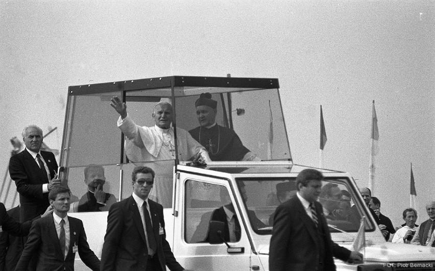 Niezapomniana wizyta Jana Pawła II w Tarnowie na zdjęciach Piotra Bernackiego [GALERIA]