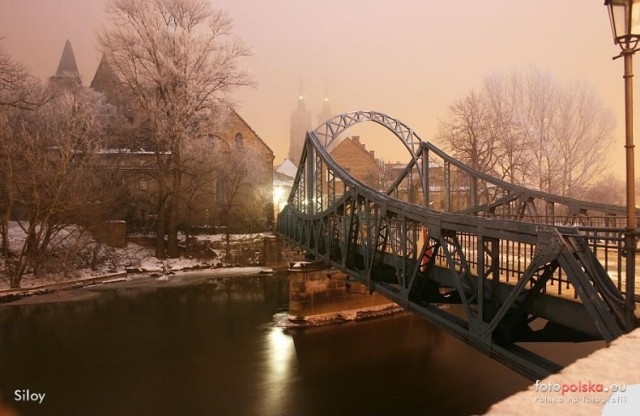 Wrocław miastem stu, a nawet więcej mostów. Zobaczcie, jak kiedyś wyglądały mosty we Wrocławiu. Oto galeria archiwalnych zdjęć. Kliknij w pierwsze zdjęcie i kieruj się strzałkami, by przeglądać dalej.