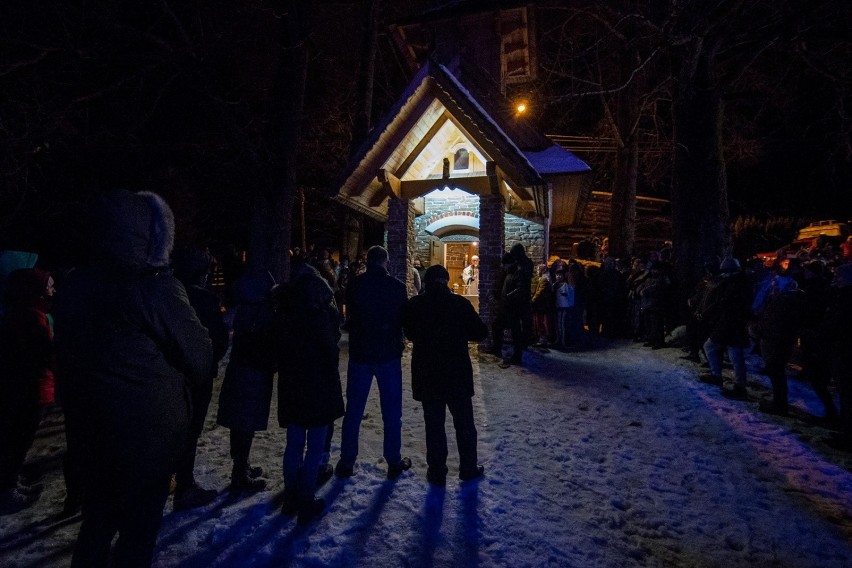 Kościelisko. Góralska pasterka na Prędówce. Wierni zebrali się w nocy, by ogłosić światu narodzenie Jezusa