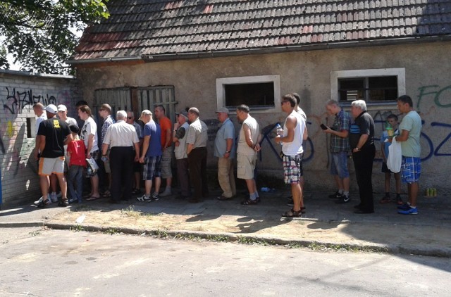 Nowe zasady sprzedaży biletów oznaczają większe kolejki do kasy.