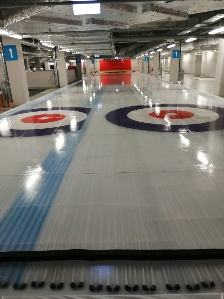 W Krakowie powstał pierwszy profesjonalny tor do curlingu. W garażu! [ZDJECIA]