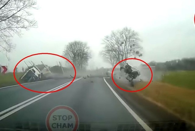 Tragiczny wypadek na DK 11 w Gołkowicach. Osobowy ford wjechał pod koła ciężarówki.