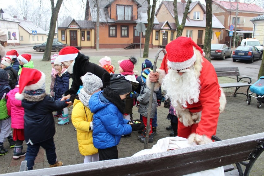 W Sejnach też był Mikołaj. Bawił się z dziećmi w parku i wręczał prezenty  [ZDJECIA] 