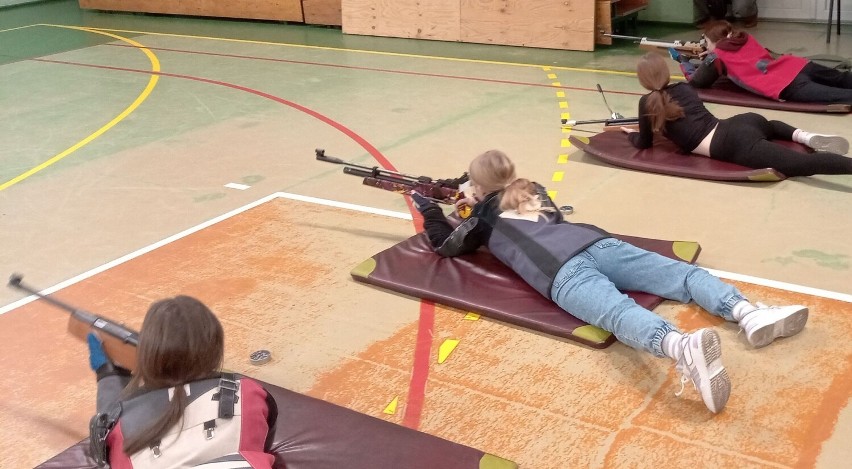 Uczniowie ZSP nr 1 w Łęczycy na zawodach strzeleckich