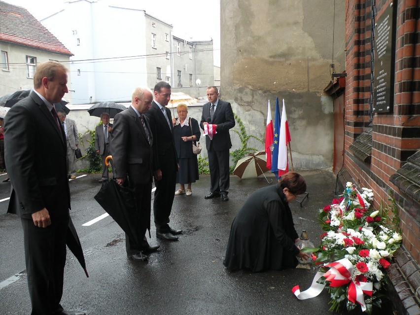 Gniezno: Na budynku Szkoły Muzycznej zawisła tablica upamiętniającą byłą siedzibę Rabinów