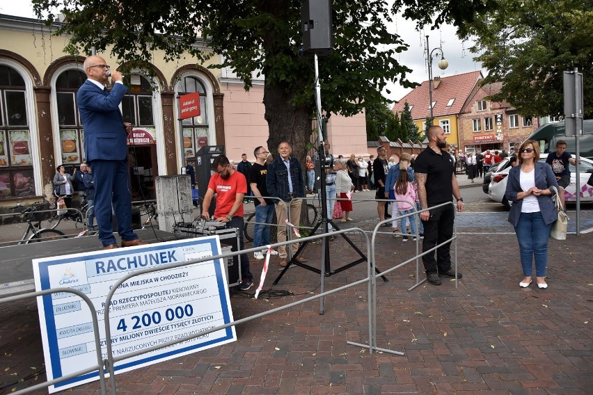 Premier Mateusz Morawiecki w Chodzieży. Burmistrz chciał mu wręczyć "rachunek od mieszkańców"