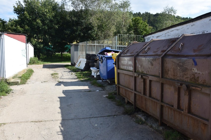 Gorlice. Na Osiedlu Młodych przy ulicy Konopnickiej powstało dzikie składowisko opon i resztek mebli. Kto je teraz usunie? [ZDJĘCIA]