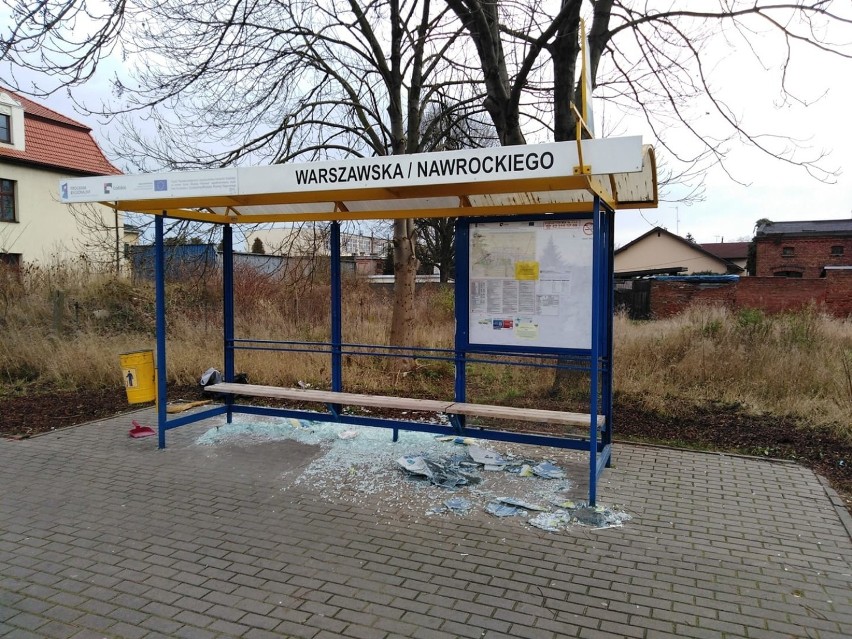 Pabianice. Rozbił szyby przystanku autobusowego przy ul. Warszawskiej!
