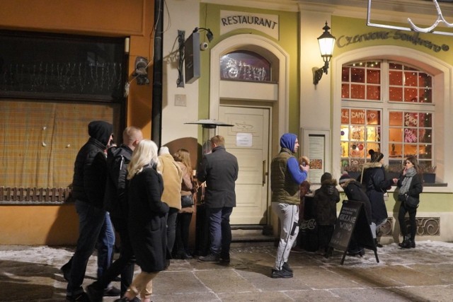 Chociaż siedzenie w barach i restauracjach jest zabronione to poznaniacy korzystają z otwartych na wynos miejsc i kupują np. ciepłą herbatę