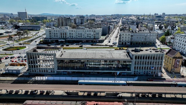 Z budynku starego dworca zostało już niewiele elementów. Na ukończeniu jest rozbiórka wnętrza a także elewacji i szklanej tafli znajdującej się na frontowej ścianie, którą zastąpi nowe przeszklenie. 

Zobaczcie na kolejnych zdjęciach, jak wygląda stan prac na remontowanym dworcu i wnętrza dworca tymczasowego>>>